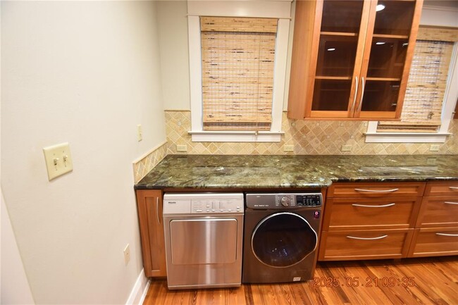 Building Photo - 810 S Packwood Ave