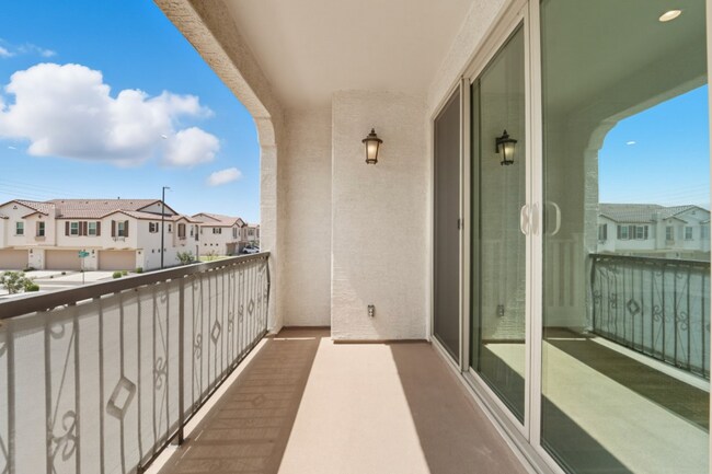 Building Photo - Like Brand New Luxurious Modern 3 Bedroom 2 Bath Townhome in Warner Meadow – Rare Rental Opportun...