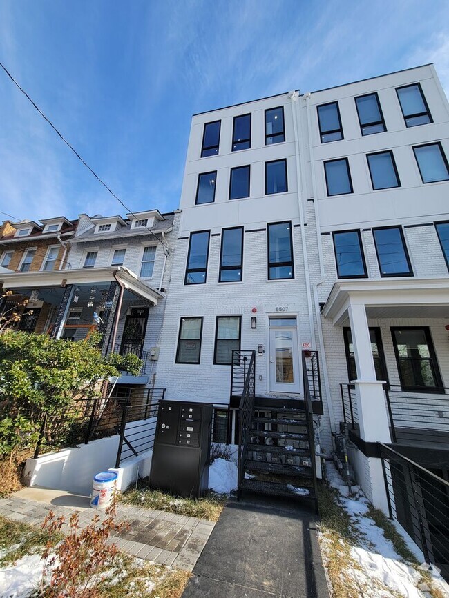 Building Photo - Stunning modern 2BR 2,5 BATH in Petworth