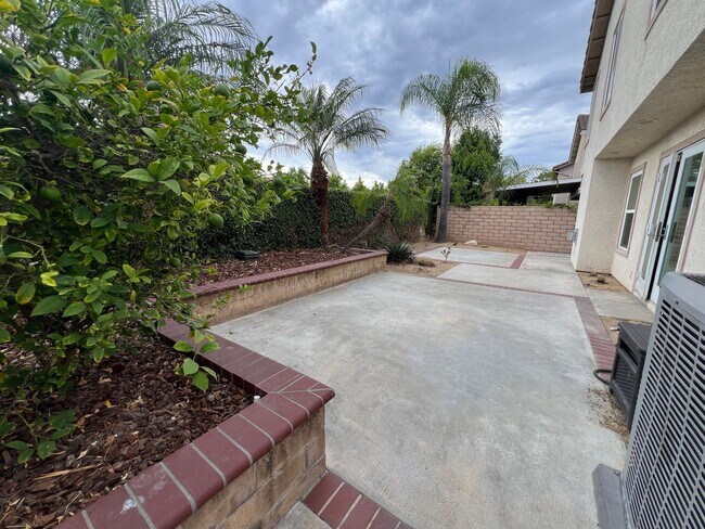Building Photo - Tustin 3 bed 2.5 bath + office and bonus room