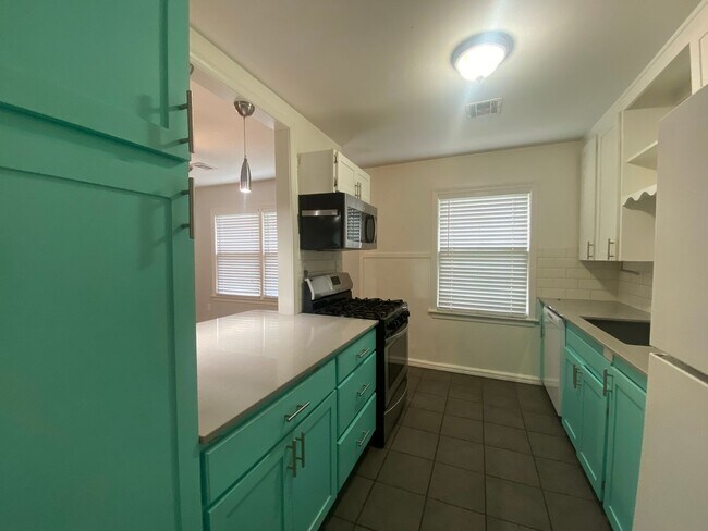 Building Photo - Charming Brookside Bungalow on large corne...