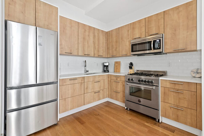 Building Photo - 519 W 45th St
