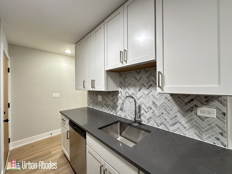 Building Photo - 533 W Aldine Ave