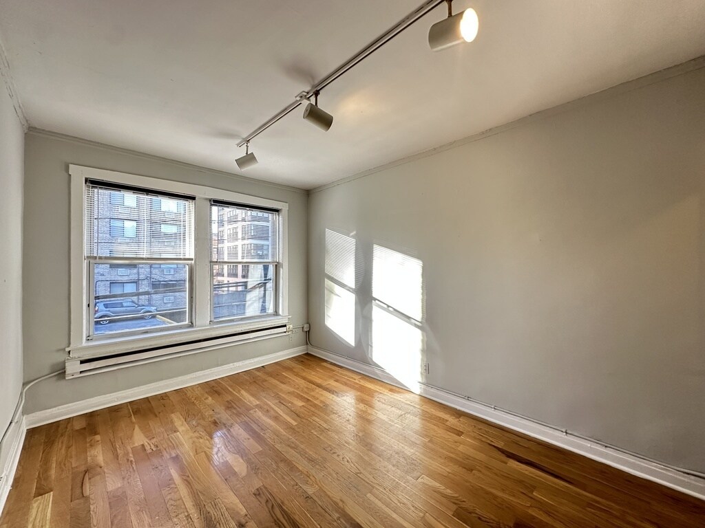 Building Photo - 516 W Melrose St