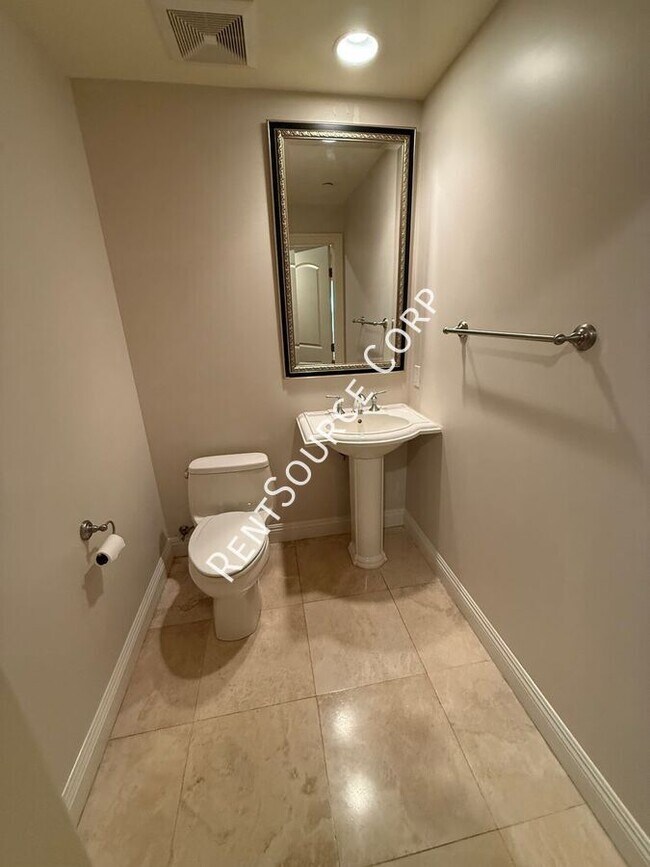 Building Photo - 12044 Hoffman St