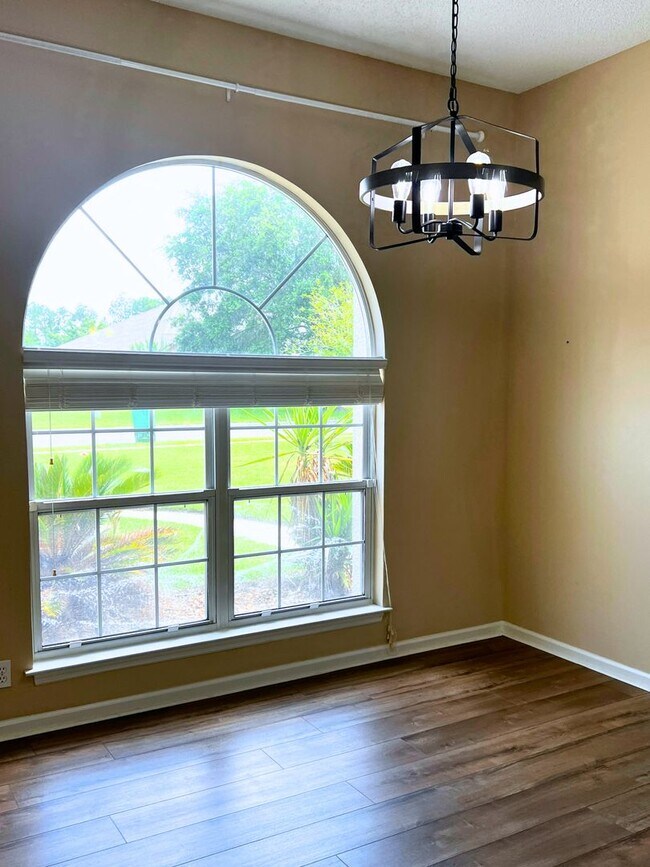 Building Photo - Charming 4/2 with fenced in yard