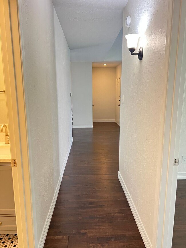 Building Photo - 10432 High Hollows Dr