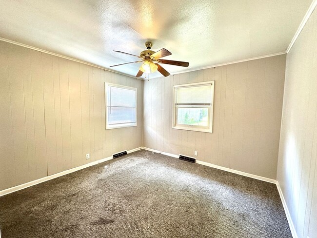 Building Photo - GREAT LOCATION!  3 BEDROOM 1 BATH IN S JOP...
