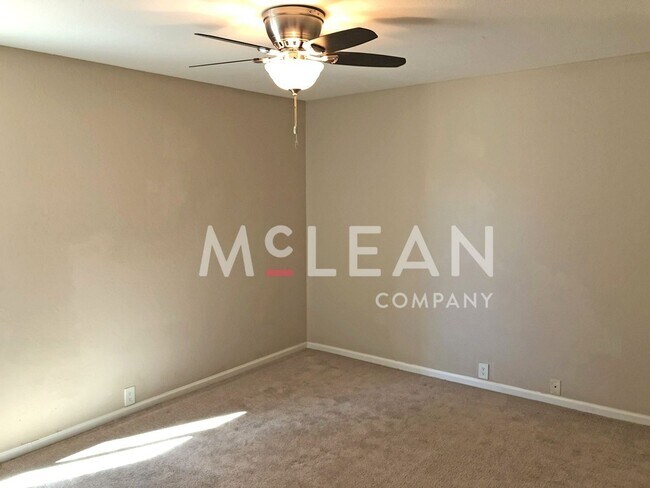 Building Photo - Sweet One Bedroom!