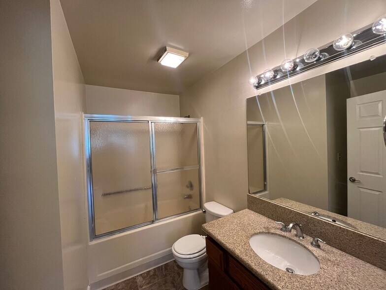 Building Photo - 430 S Niagara St