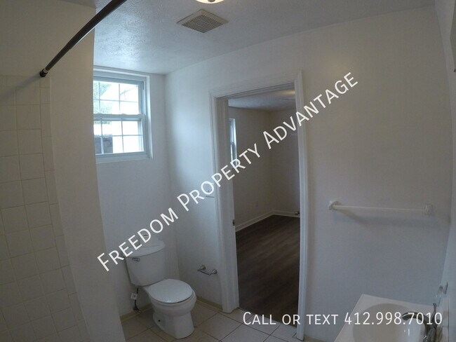 Building Photo - 122 Parker St