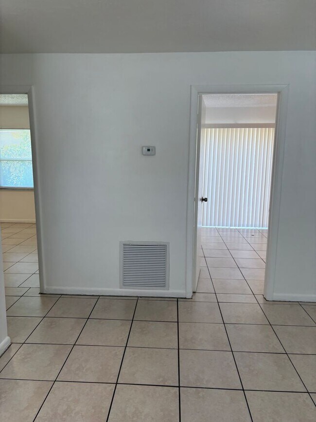 Building Photo - Vero Beach 2 Bedroom 1 Bath