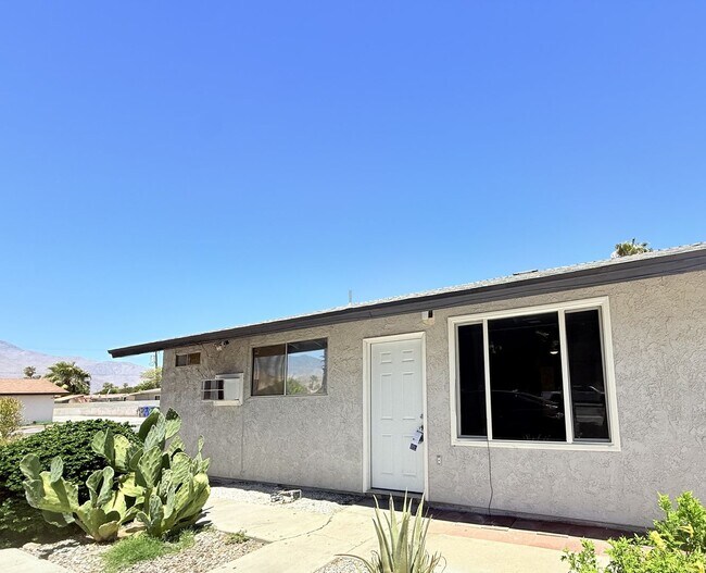 Building Photo - AVAILABLE NOW!!! 2 Bedroom / 1 Bathroom Ap...