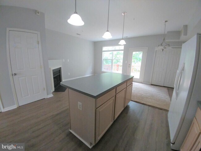 Building Photo - 8 Harbour Heights Dr