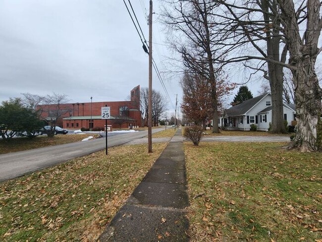 Building Photo - Beautiful and Spacious 3BR 2BA Home w/ Remodeled Kitchen • Patio & Fenced Yard in St. Matthews