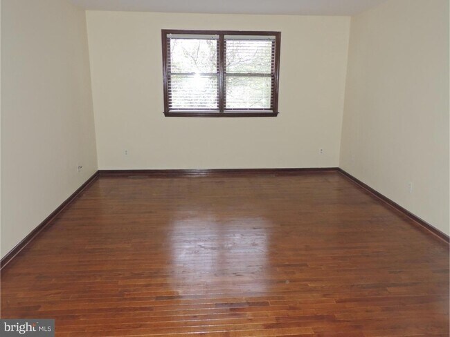 Building Photo - 27 Stuyvesant Dr