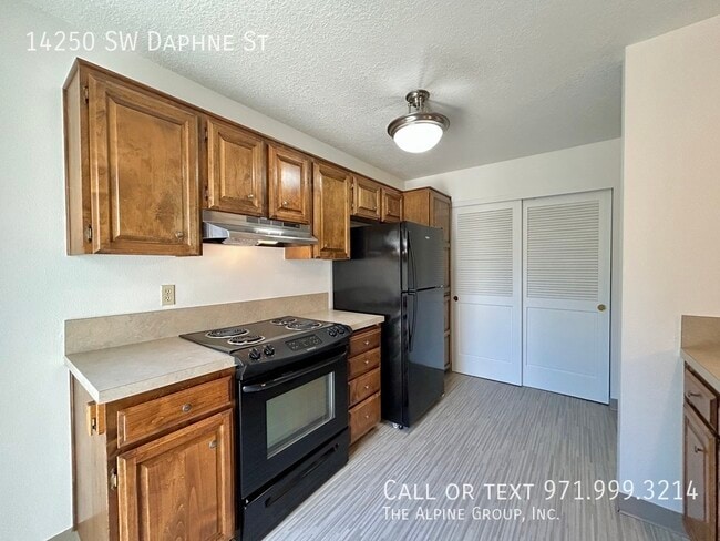 Building Photo - 14250 SW Daphne St