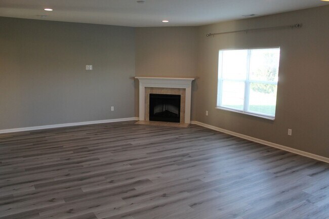 Building Photo - Spacious 5 Bedroom Home in Avon.