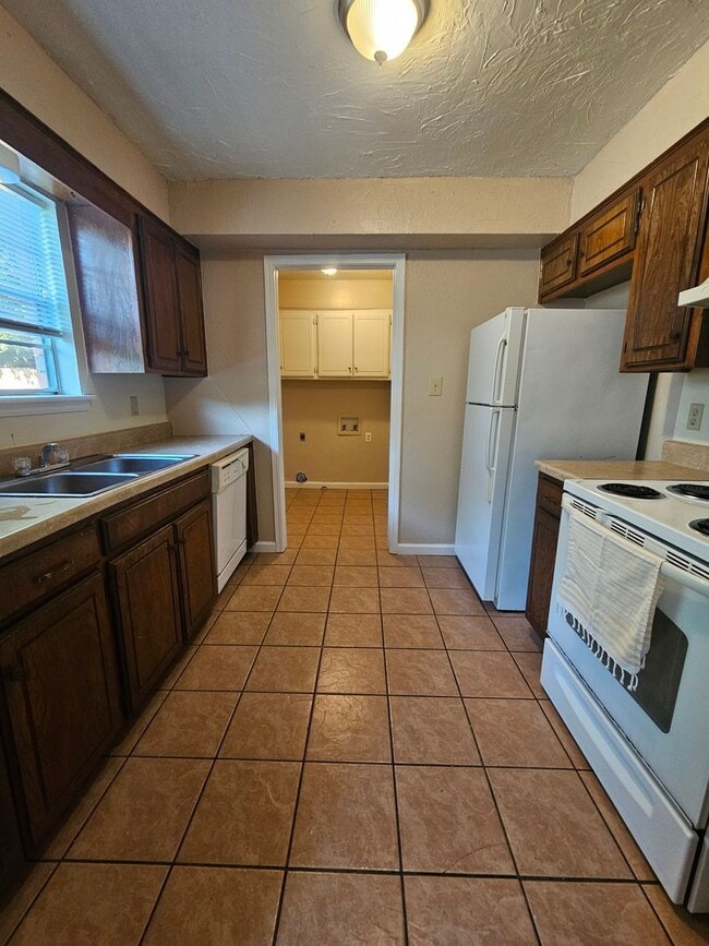 Building Photo - (3) Bed/(1.5) Bath Townhome Avail NOW!