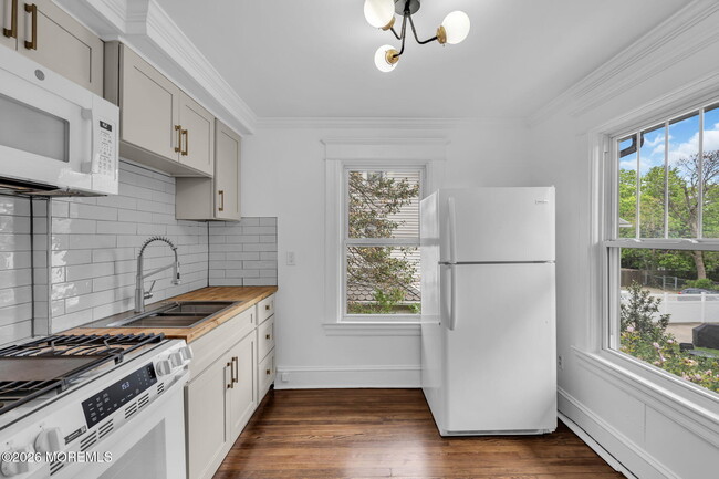 Building Photo - 614 7th Ave