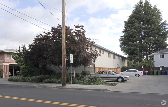 Building Photo - 540 University Dr