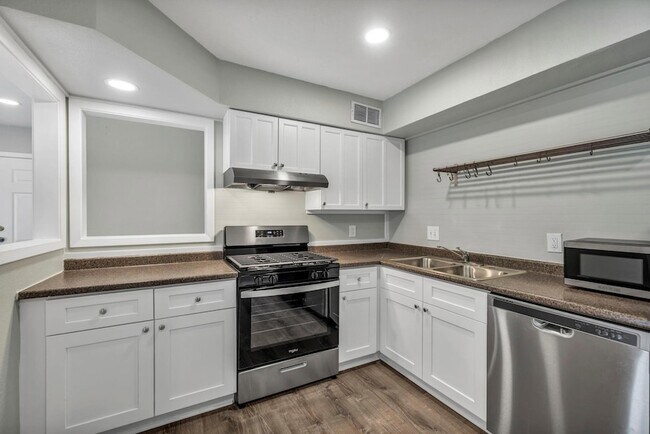 Building Photo - 2808 Skyway Cir