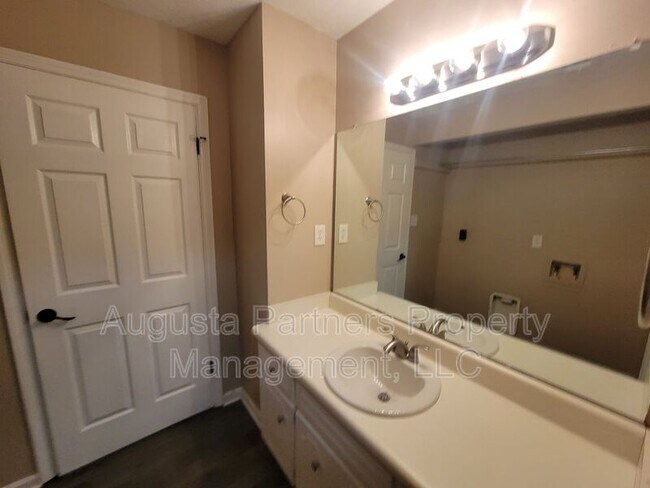 Building Photo - 2309 Creekview Dr