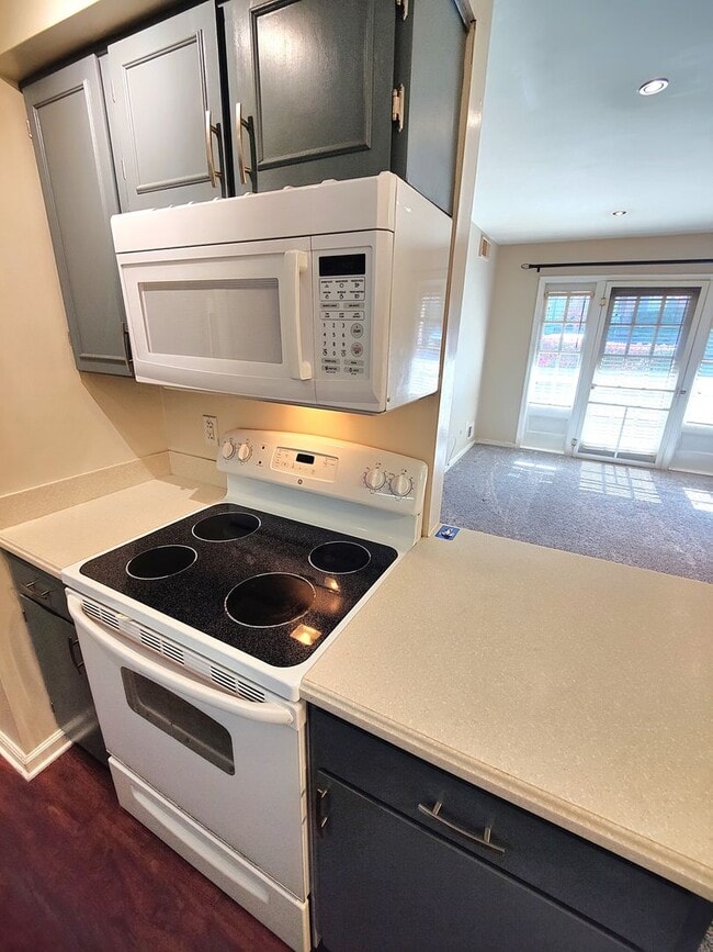 Building Photo - *Updated 1BD/1BA Condo Available in Scott ...