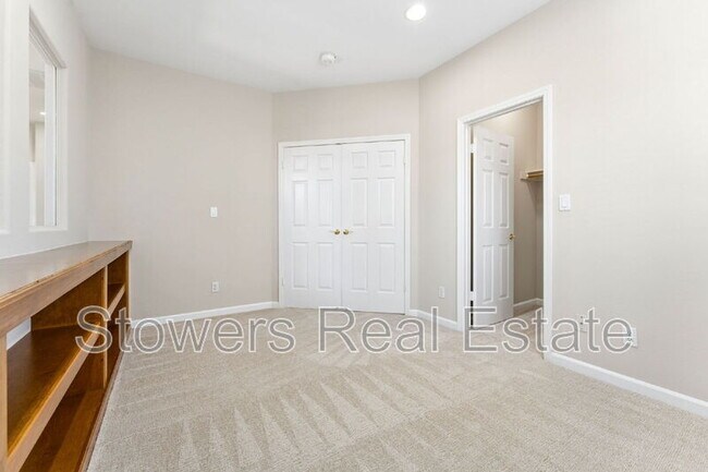 Building Photo - 137 Woodcrest Dr