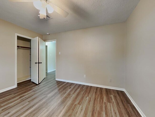 Building Photo - 4707 Lost Oak Dr