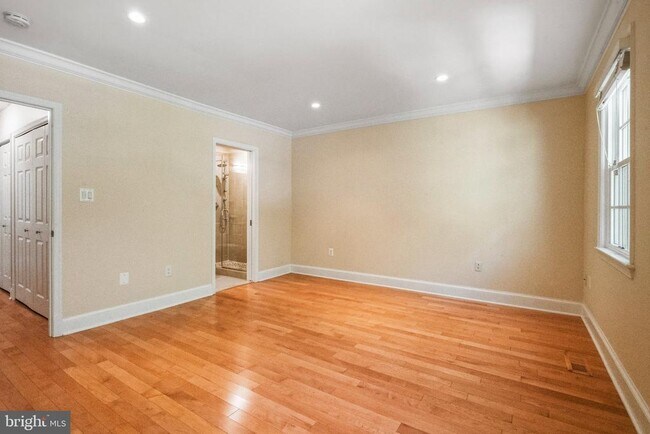 Building Photo - 3217 Sutton Pl NW
