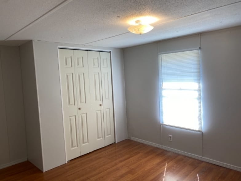 Building Photo - 833 Lovell Rd