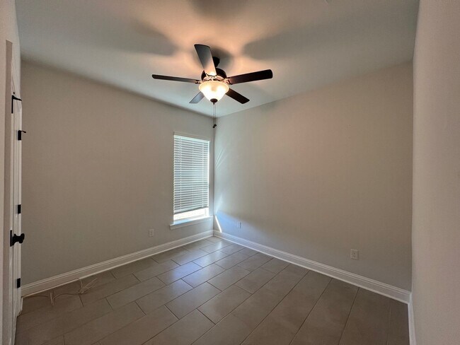 Building Photo - 9922 Stratford Dr