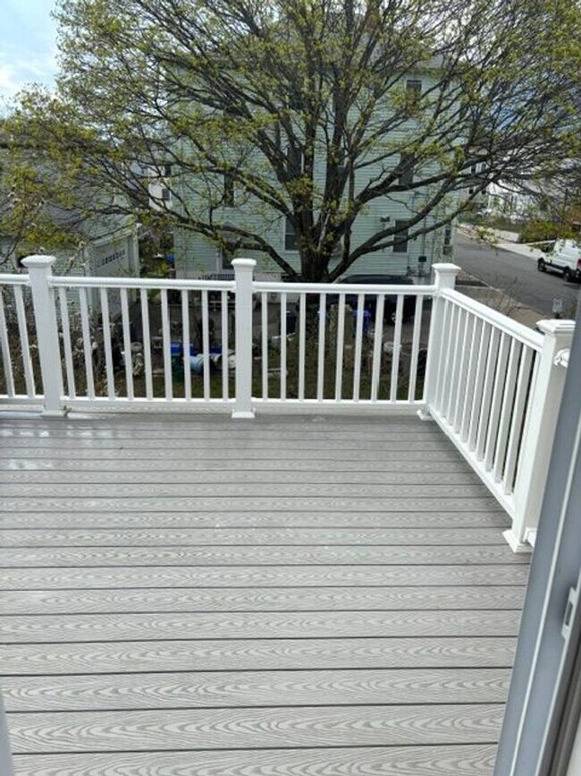 Building Photo - 121 Ledge St