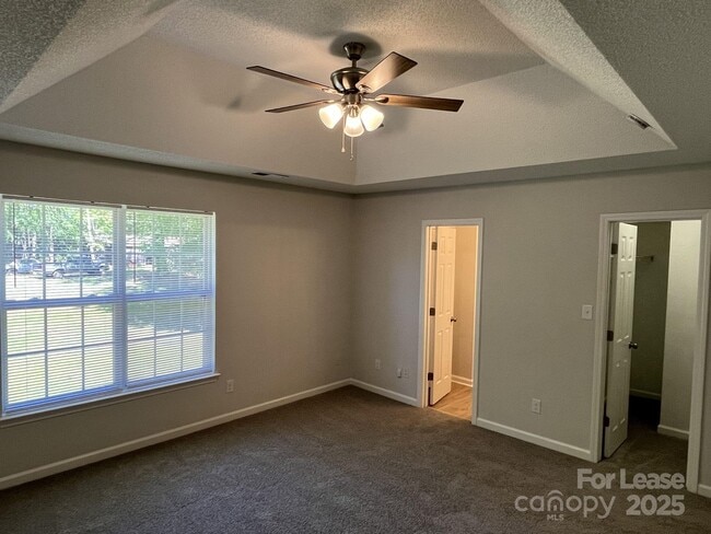 Building Photo - 5637 Hedgecrest Pl