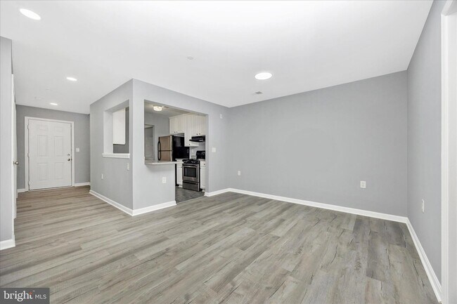 Building Photo - 10001 Vanderbilt Cir