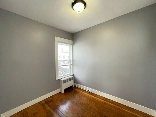 Building Photo - 559 Silver St