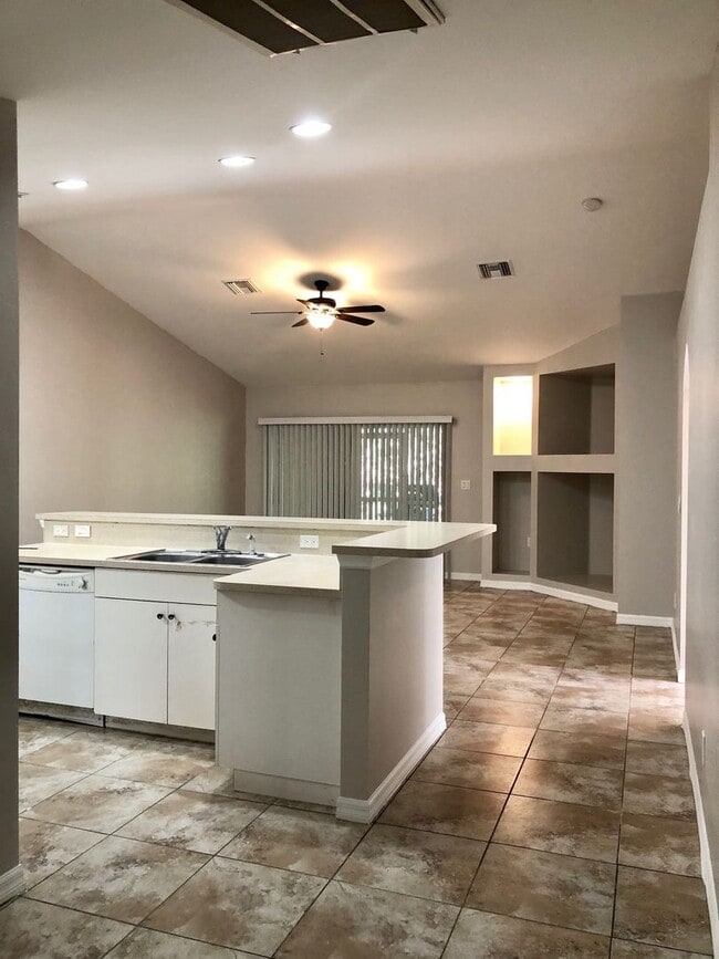 Building Photo - Experience this Large Cape Coral 3 bedroom 2 bath duplex with 1 car garage and screened in lanai.