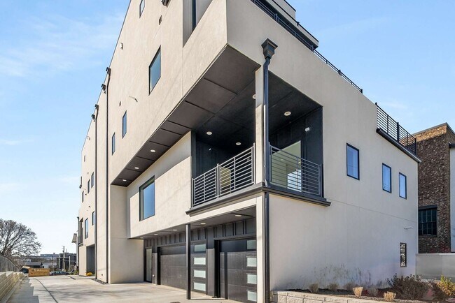 Building Photo - 1017 12th Ave S