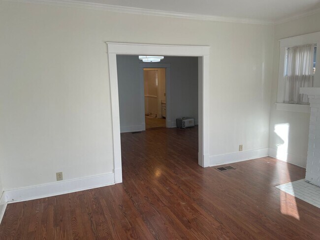 Building Photo - Historic Home 3BR / 2BA Detached Garage, W...