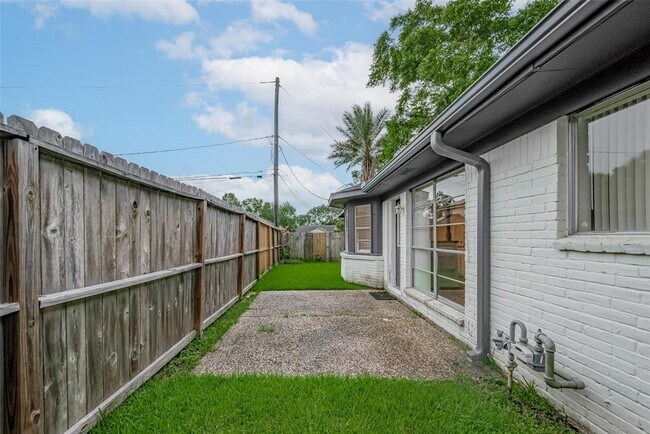 Building Photo - 605 Sorrento Dr
