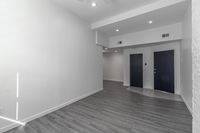 Building Photo - 916 Highview St