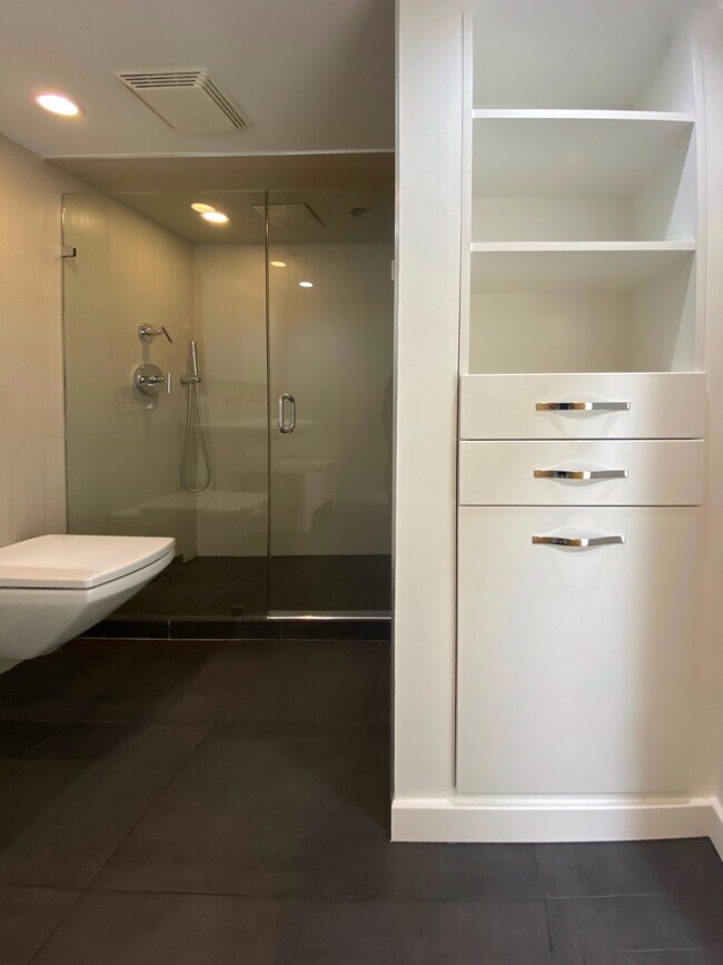 Building Photo - 801 S Wells St