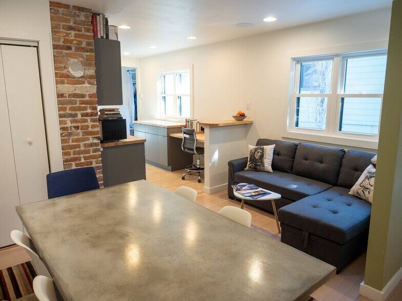 Building Photo - 542 N Black Ave