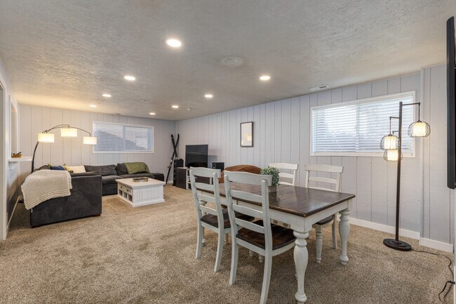 Building Photo - 1416 E Hollow Dale Dr