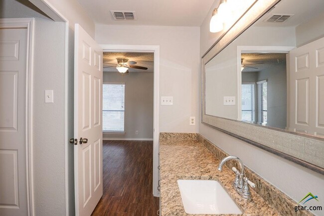 Building Photo - 5917 Hollytree Dr