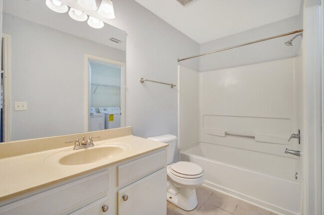 Building Photo - Stylish Condo On Hilton Head Island – Available Now!