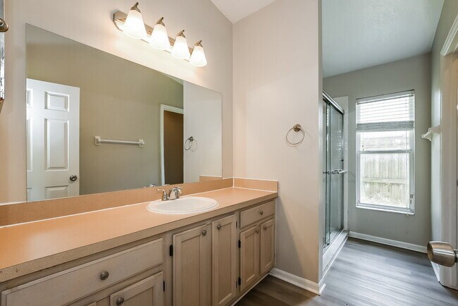 Building Photo - 1912 Windsor Oak Dr