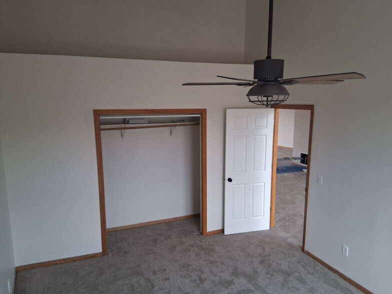 Building Photo - 112 Main St S