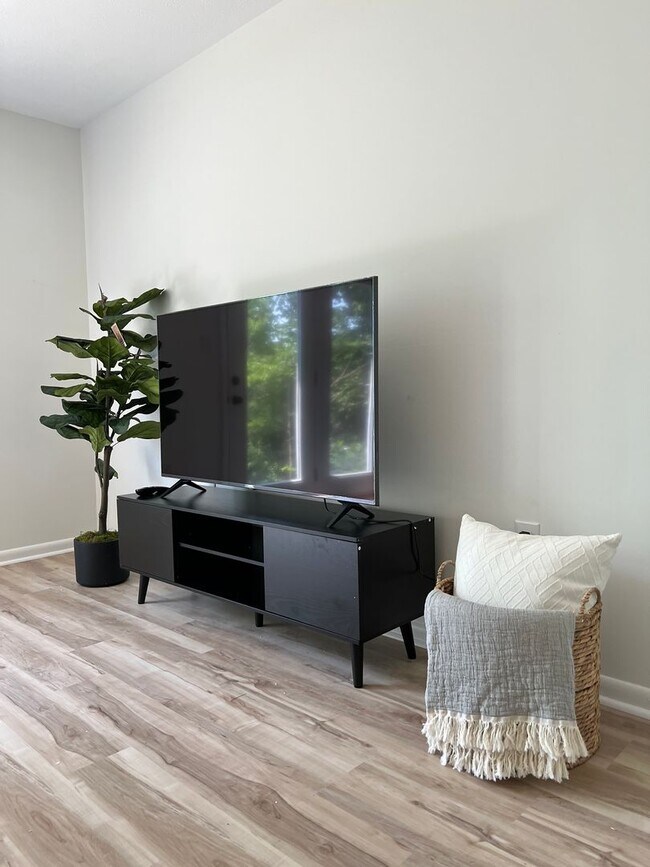 Building Photo - Fully Furnished Mid Term Near Shelbyville Country Club!